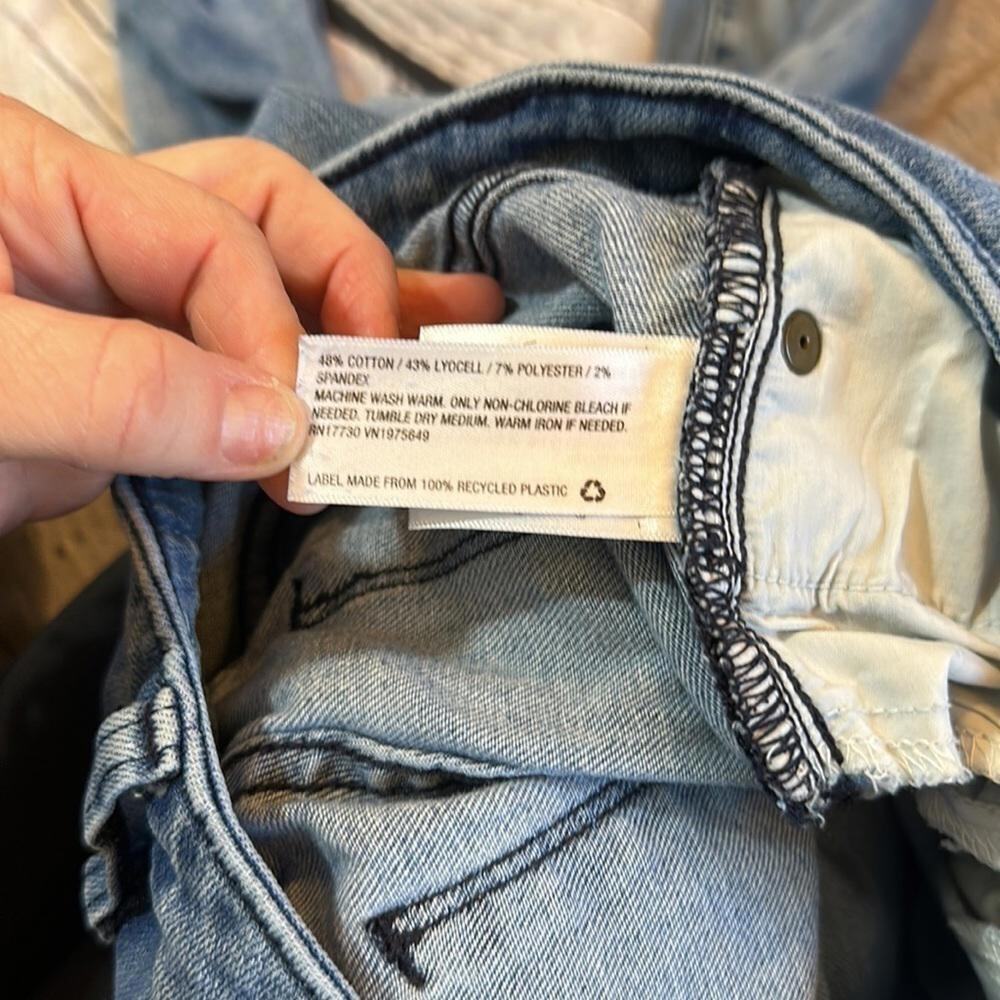 Universal Thread Women's Light Wash Jeans - Picture 7 of 7